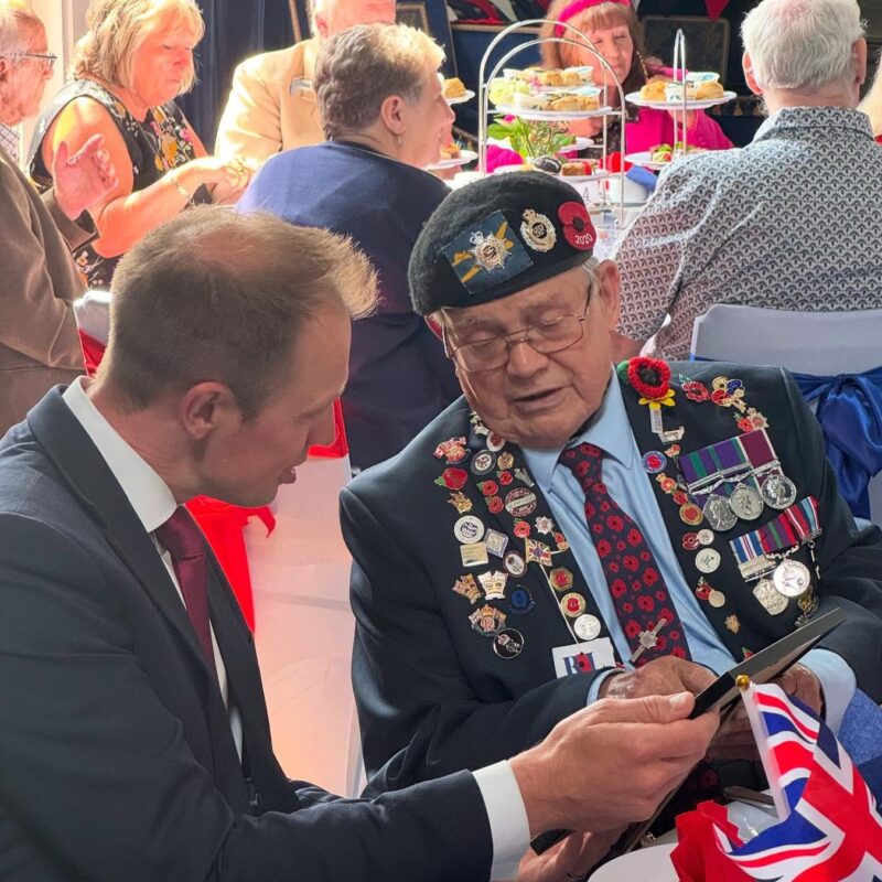 Darren speaks to a veteran at the Lord Mayor